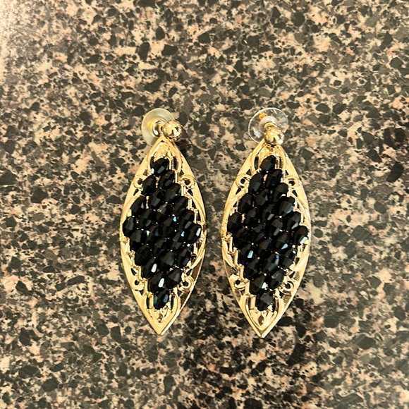 Black and gold earrings - Picture 3 of 3